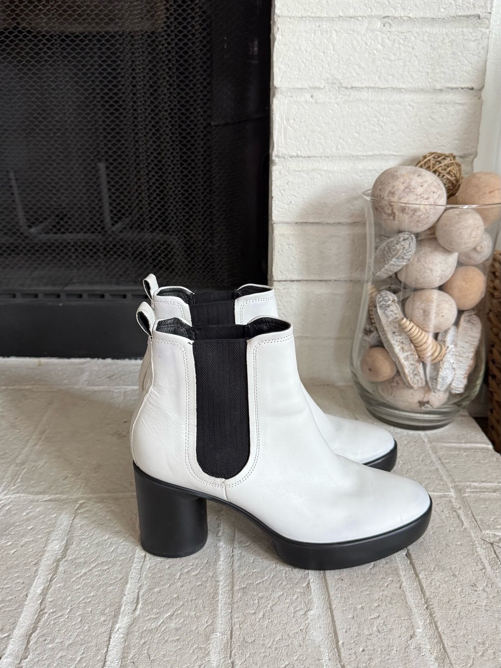 ECCO Shape Sculpted Motion 55 White Leather Chelsea Ankle Boots EU 40 US 9-9.5